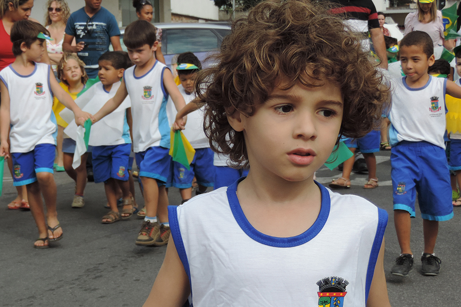 Alunos da rede Municipal de Linhares começam a receber seus uniformes escolares