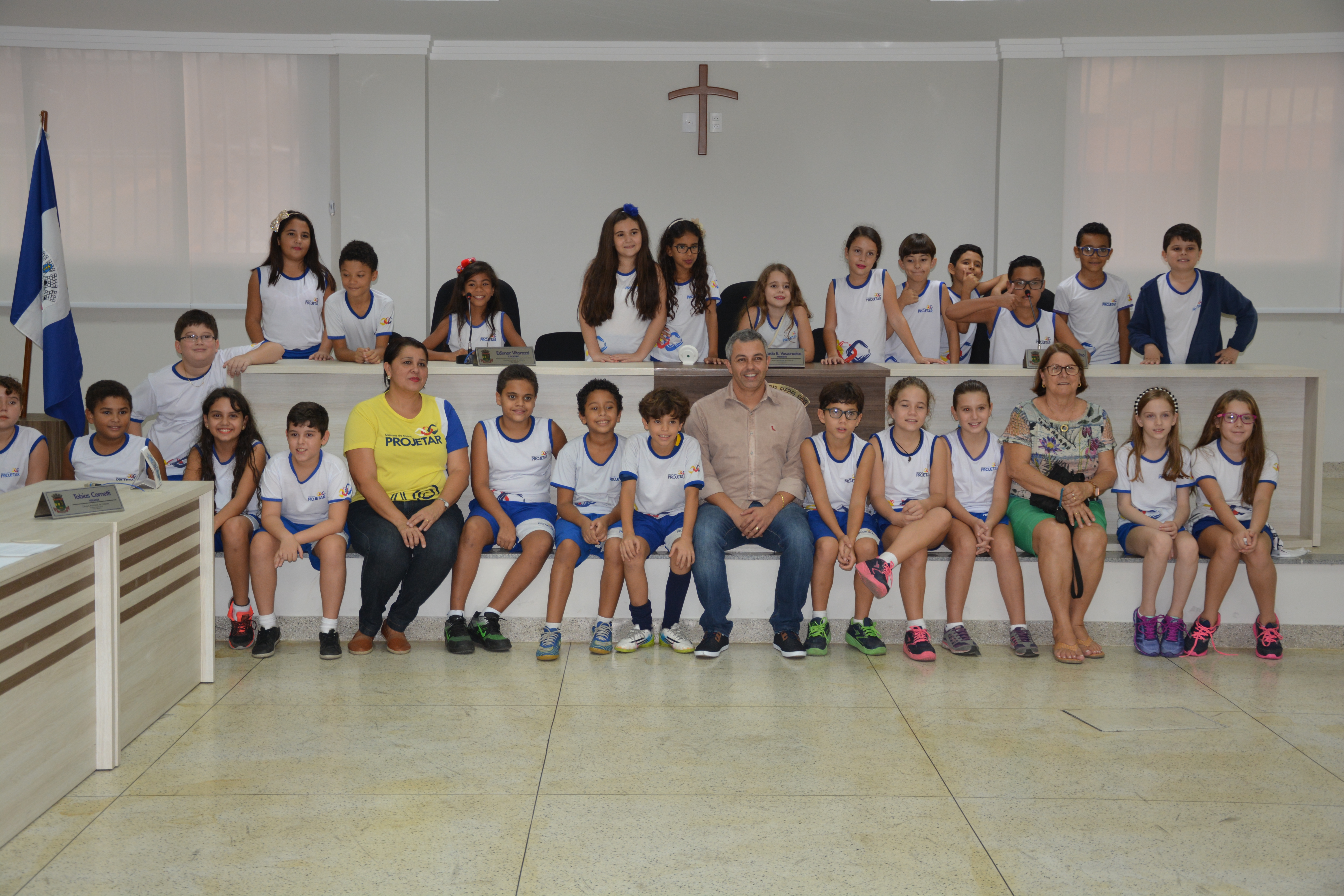 Estudantes realizam visita a Câmara