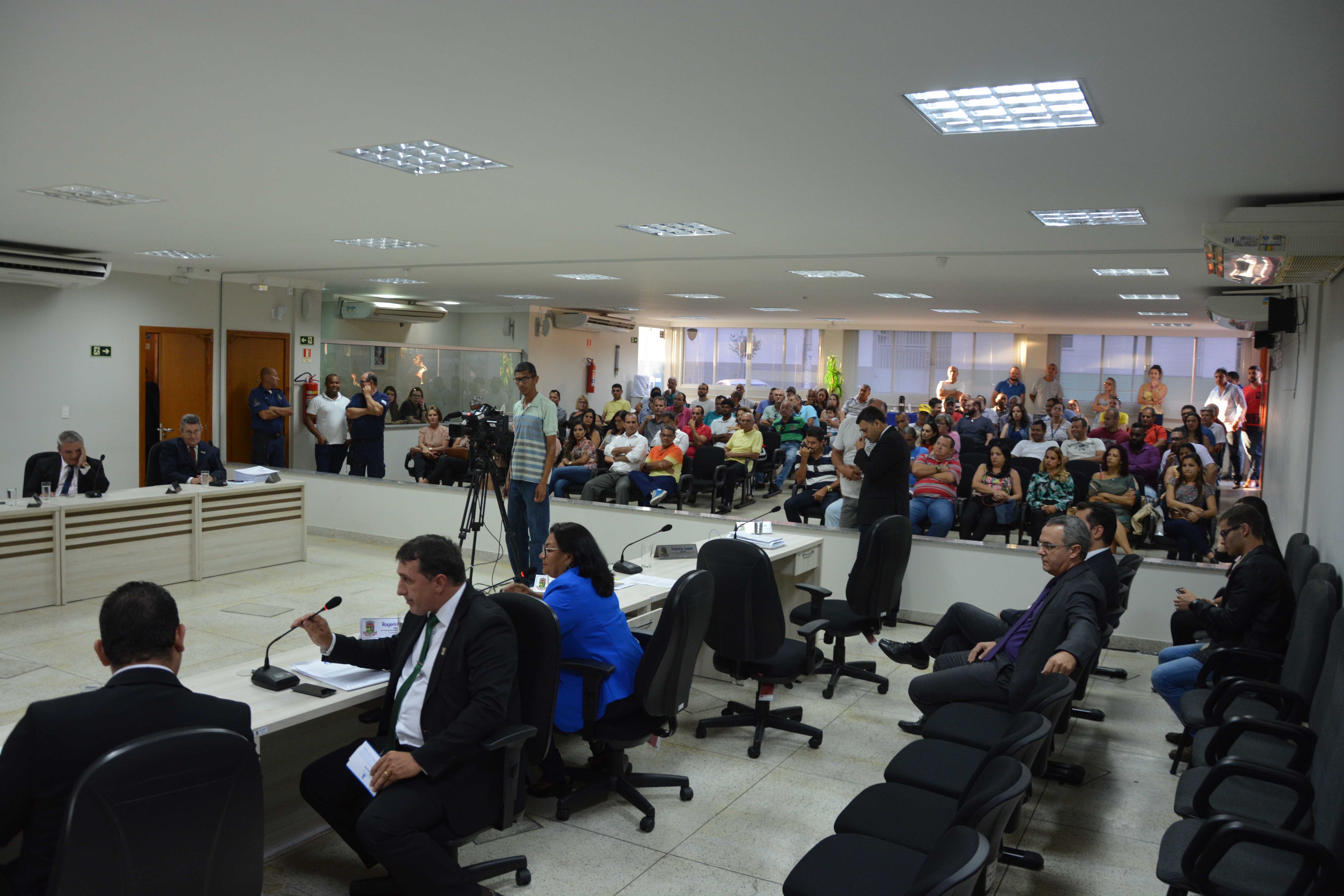 Pedido de vistas adia votação do orçamento do município de Linhares