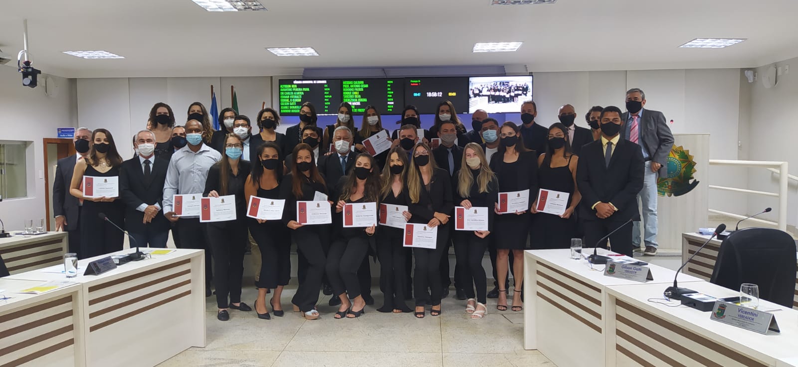 Vereadores debatem projetos e homenageiam equipe de futebol feminina de Linhares